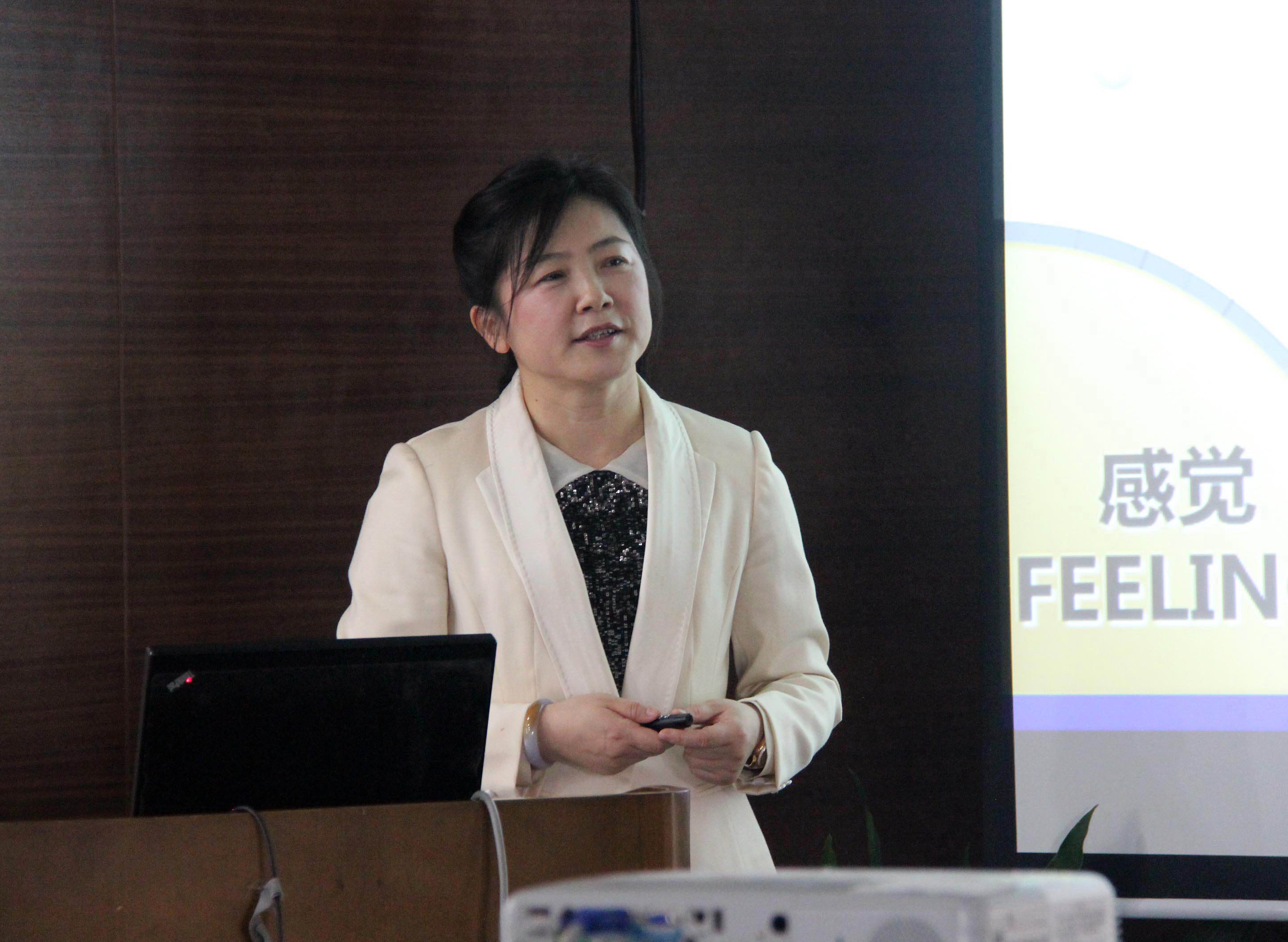 集團(tuán)營(yíng)銷(xiāo)知識(shí)培訓(xùn)成功舉辦     王翠霞總裁親自授課 