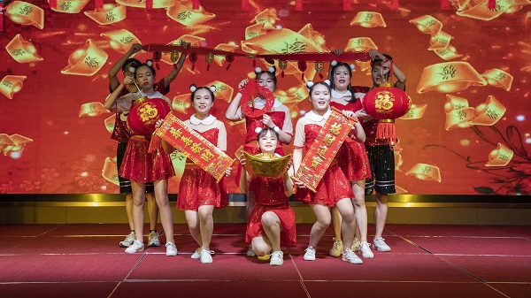 “勵(lì)行致遠(yuǎn)，共建未來(lái)” ——康利石材集團(tuán)2020年新春聯(lián)歡晚會(huì)圓滿落幕