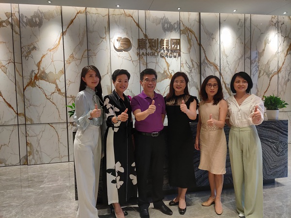 堅(jiān)定信心，破浪前行 --廣東高科技產(chǎn)業(yè)商會(huì)走進(jìn)康利城  7月14日，廣東省政協(xié)常委、廣東高科技產(chǎn)業(yè)商會(huì)會(huì)長(zhǎng)王理宗率隊(duì)來(lái)國(guó)際創(chuàng)新創(chuàng)意產(chǎn)城綜合體——康利城考察交流，康利集團(tuán)董事長(zhǎng)王翠霞、康利置地總經(jīng)理方志良接待了王會(huì)長(zhǎng)一行，雙方就企業(yè)的發(fā)展規(guī)律、經(jīng)驗(yàn)啟示、文化精神、核心價(jià)值及情懷擔(dān)當(dāng)?shù)冗M(jìn)行深入的探討。 在王翠霞董事長(zhǎng)的陪同下，王理宗會(huì)長(zhǎng)一行參觀了康利城。作為康利集團(tuán)在深圳打造的首個(gè)產(chǎn)城融合綜合體項(xiàng)目，康利城集企業(yè)總部辦公、科技研發(fā)基地、文化創(chuàng)意基地、時(shí)尚商業(yè)街區(qū)、高級(jí)人才寓所和高端商務(wù)酒店于一體的全能業(yè)態(tài)，給到訪者留下深刻的印象。綠樹(shù)掩映的優(yōu)美環(huán)境、別具一格的建筑設(shè)計(jì)、隨處可見(jiàn)的名貴大理石等，更是讓大家嘖嘖稱贊。 座談會(huì)上，雙方緊緊圍繞“堅(jiān)定信心、破浪前行”的主題展開(kāi)交流。王翠霞董事長(zhǎng)向來(lái)賓們介紹到，康利集團(tuán)從1989年在深圳成立至今已31年，歷經(jīng)石材貿(mào)易起步，實(shí)業(yè)發(fā)展、創(chuàng)新突破、跨界轉(zhuǎn)型四個(gè)里程碑式的發(fā)展階段，現(xiàn)已發(fā)展成為集礦山開(kāi)采、多品類石材生產(chǎn)加工、大型工程承接、進(jìn)出口貿(mào)易、物流研發(fā)、房地產(chǎn)開(kāi)發(fā)、金融業(yè)、產(chǎn)業(yè)運(yùn)營(yíng)等為一體的多元化、跨地域發(fā)展的大型國(guó)際化企業(yè)集團(tuán)。 王董分享了自己三十幾年的創(chuàng)業(yè)經(jīng)驗(yàn)，表示，石材行業(yè)作為傳統(tǒng)的資源類企業(yè)，競(jìng)爭(zhēng)激烈，但康利每一步都堅(jiān)持“以質(zhì)取勝、以價(jià)取勝、以量取勝、以信取勝”的經(jīng)營(yíng)理念，不斷創(chuàng)新、敢為人先、勇于探索的奮斗精神，才能讓康利集團(tuán)在三十幾年的發(fā)展歷程中，不斷突破發(fā)展瓶頸、戰(zhàn)勝無(wú)數(shù)困難，實(shí)現(xiàn)穩(wěn)步前行。 會(huì)上，康利置地運(yùn)營(yíng)公司總經(jīng)理黃林益分享了康利城取得的發(fā)展成果，經(jīng)過(guò)不斷地努力，康利城已經(jīng)取得“深圳市投資推廣國(guó)際化重點(diǎn)園區(qū)”、“龍崗區(qū)科技創(chuàng)新產(chǎn)業(yè)園”、“龍崗區(qū)科技企業(yè)孵化器”、“龍崗區(qū)創(chuàng)新創(chuàng)業(yè)孵化基地”等資質(zhì)認(rèn)定，成為區(qū)域內(nèi)產(chǎn)城融合的園區(qū)典范。 在產(chǎn)業(yè)方面，康利城引進(jìn)了以速博精微、廣明科技、國(guó)質(zhì)信等為代表的國(guó)家高新技術(shù)企業(yè)，以升學(xué)教育、東成財(cái)智等為代表的教育培訓(xùn)企業(yè)，以安杰拉、靜靜七月、智音文化等具有實(shí)力的網(wǎng)紅直播企業(yè)，同時(shí)還有以工商銀行為代表的一些金融機(jī)構(gòu)，并獲得“深圳市人才創(chuàng)新創(chuàng)業(yè)一號(hào)股權(quán)投資基金—項(xiàng)目遴選基地”?？萍?、文創(chuàng)、金融三大產(chǎn)業(yè)融合發(fā)展的目標(biāo)已經(jīng)初見(jiàn)雛形，園區(qū)產(chǎn)業(yè)發(fā)展可以說(shuō)是漸入佳境。 在參觀、走訪及聽(tīng)取康利集團(tuán)和康利城的介紹后，王會(huì)長(zhǎng)用“一面旗幟、一個(gè)經(jīng)典、一段傳奇”來(lái)概括康利集團(tuán)31年取得的成果。他表示，康利集團(tuán)31年的豐碩成果，是企業(yè)家膽、識(shí)、謀的完美結(jié)晶，是辨勢(shì)、順勢(shì)、造勢(shì)的卓越成就，是領(lǐng)導(dǎo)者+管理層+基層員工合作創(chuàng)造的優(yōu)秀作品。而王董順勢(shì)而為，準(zhǔn)確把握時(shí)代機(jī)遇，以柔弱女子之姿，打造大理石般堅(jiān)韌的事業(yè)之基，更能夠給社會(huì)帶來(lái)非常重要的啟示。 對(duì)于康利集團(tuán)未來(lái)的發(fā)展，王會(huì)長(zhǎng)也積極提出自己建議，他認(rèn)為加強(qiáng)科技融合，讓傳統(tǒng)石材變成新型材料，以及在地產(chǎn)領(lǐng)域打造能夠培養(yǎng)企業(yè)的具有真正附加值的平臺(tái)，是康利集團(tuán)未來(lái)值得深耕的兩個(gè)方向。 座談會(huì)結(jié)束，王會(huì)長(zhǎng)、王董、黃總還面向社會(huì)大眾開(kāi)展了一場(chǎng)線上直播交流。王董介紹了面對(duì)疫情影響，康利集團(tuán)和康利城積極響應(yīng)黨中央號(hào)召，與園區(qū)企業(yè)、公司員工等齊心協(xié)力、共同抗疫。同時(shí)，面對(duì)突如其來(lái)的疫情，康利城在銷售和招商工作停滯的情況下，積極調(diào)整策略，推出了針對(duì)新入駐優(yōu)質(zhì)企業(yè)免租一年的重大舉措，不僅減少企業(yè)經(jīng)營(yíng)負(fù)擔(dān)，同時(shí)，也推動(dòng)康利城招商工作的順利進(jìn)行，上半年招商成果逆勢(shì)上揚(yáng)，提前完成全年招商目標(biāo)的70%。 王會(huì)長(zhǎng)就此發(fā)表自己的看法，他認(rèn)為一個(gè)決策背后不僅是企業(yè)家人格人品的反映，更是她們管理哲學(xué)和經(jīng)營(yíng)理念的投射。王董的決策，短期來(lái)看，是失去了利潤(rùn)，但長(zhǎng)期來(lái)看，卻贏得了人心，贏得了信任，這是金錢無(wú)法衡量的無(wú)形資產(chǎn)，這些資產(chǎn)和資源將帶來(lái)未來(lái)無(wú)限的增長(zhǎng)。 企業(yè)家是社會(huì)的價(jià)值創(chuàng)造者，企業(yè)家之間的碰撞，總能帶來(lái)智慧的火花。感謝王會(huì)長(zhǎng)的肯定和真誠(chéng)的建議，也讓我們更加堅(jiān)定，不斷創(chuàng)新、勇于求變是企業(yè)永遠(yuǎn)不可或缺的基因?？道浅ㄩ_(kāi)大門，歡迎更多企業(yè)家們參觀、交流、加入，以責(zé)任與擔(dān)當(dāng)為基礎(chǔ)，懷揣理想和抱負(fù)，在紛繁復(fù)雜的外部環(huán)境下，與志同道合者一同，堅(jiān)定信心，破浪前行。